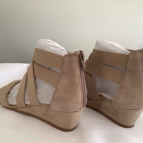 NWT Isaac Mizrahi Leather Taupe Sandals 8M - Picture 2 of 8